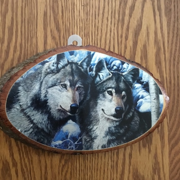 Wood slice wolf wall hanging - Picture 1 of 9